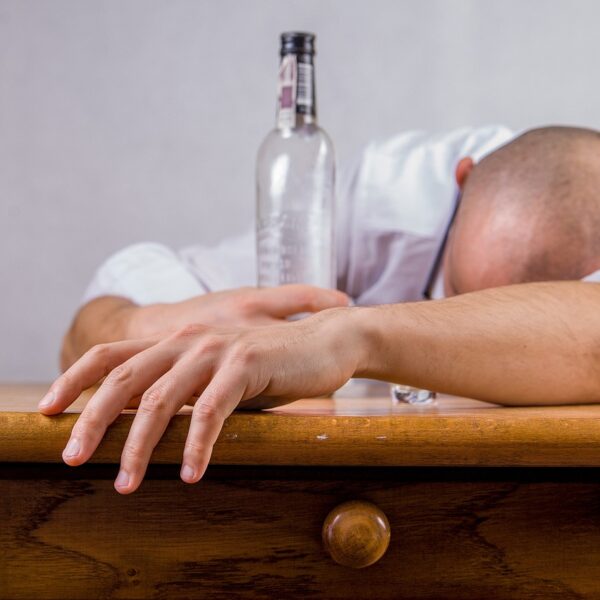 Alcol: smettendo o diminuendone l’uso si riduce l’insorgenza di tumori?     