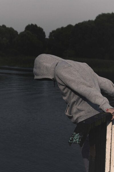 Le sfide mortali: adolescenti manipolati e portati al suicidio