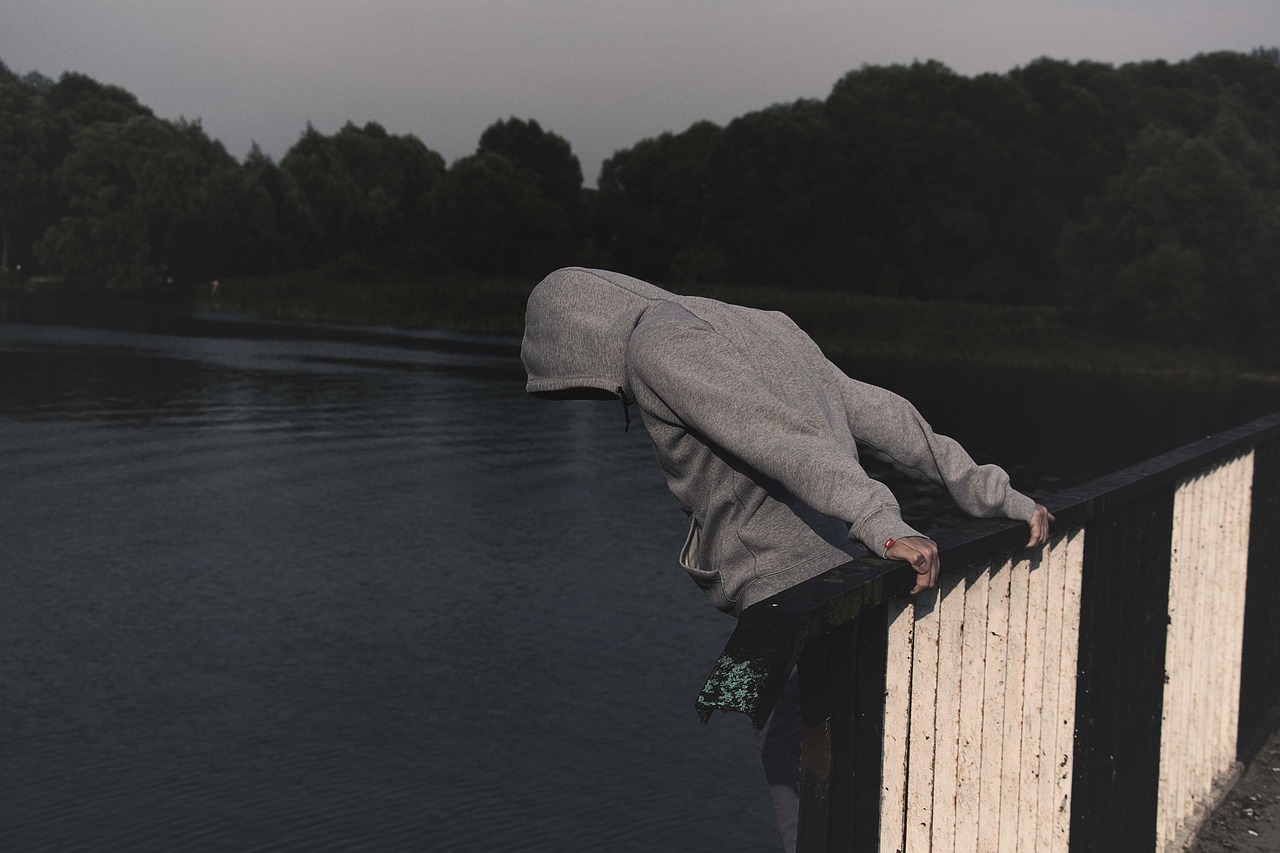 Le sfide mortali: adolescenti manipolati e portati al suicidio